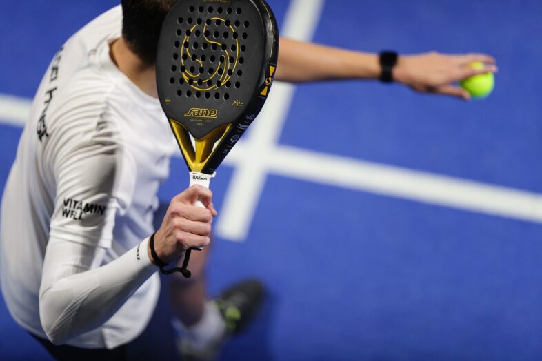 Aufschlag beim Tennis 3 Auch beim Paddle Tennis gibt es einen Aufschlag