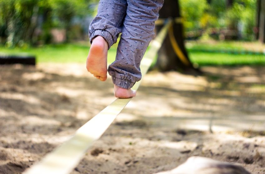 Slackline Material und Aufbau Regeln & Anleitung Spielregeln.de