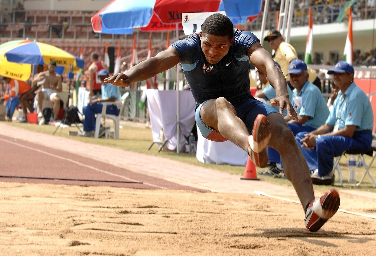 Springen Weit Weitsprung: 5 Regeln & Ablauf für Profis, Sportler & Schüler