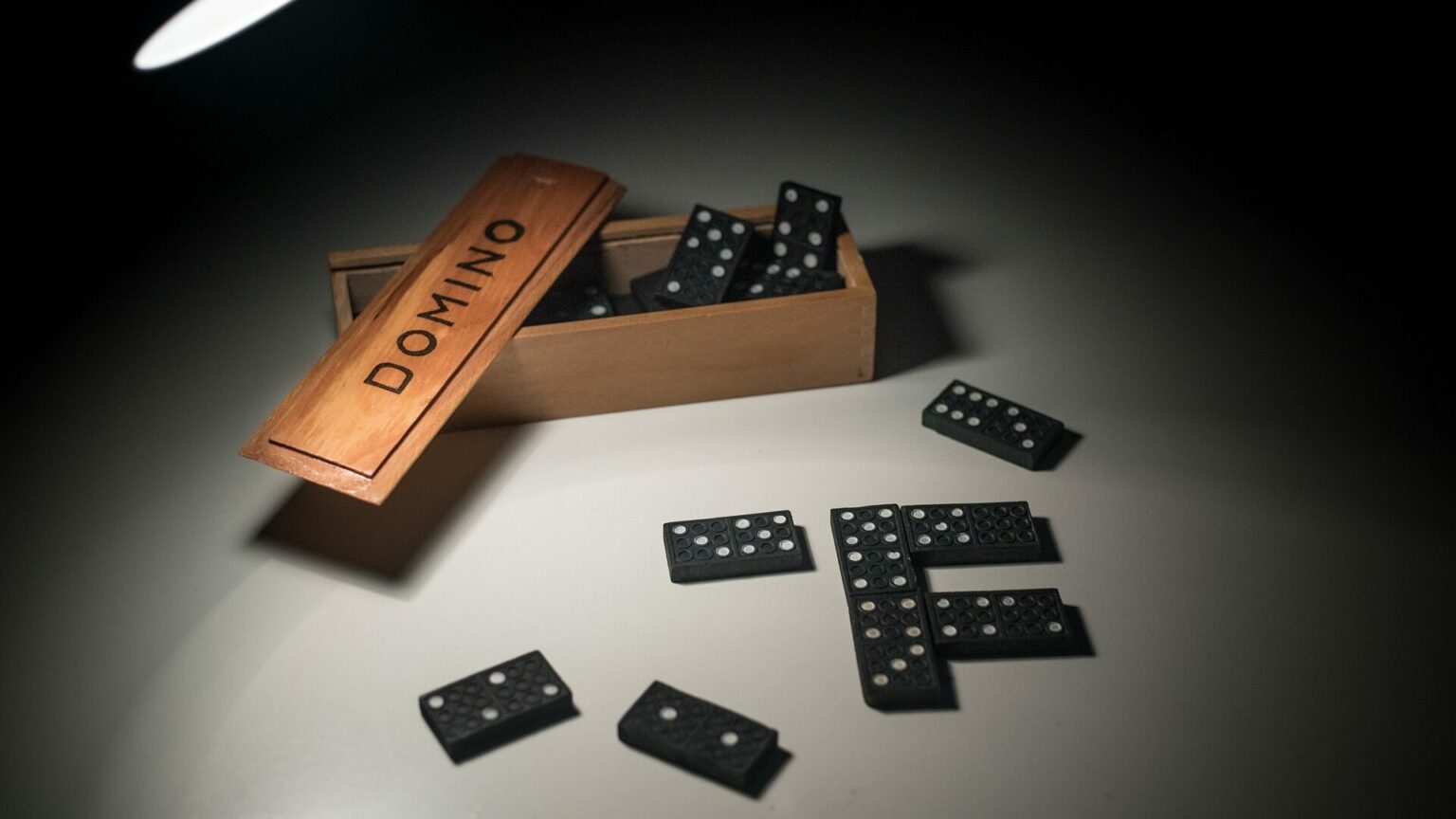Domino: Regeln, Anleitung & 10 spannende Varianten