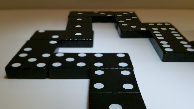 Domino: Regeln, Anleitung & 10 spannende Varianten